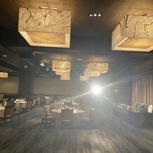 シェラトン都ホテル東京の写真｜披露宴会場のシャンデリア、和紙が使われていて落ち着いた色味である