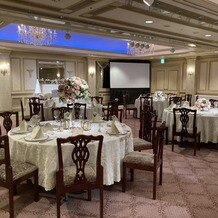 リーガロイヤルホテル東京の写真｜ピンク基調の会場。照明はブルーやオレンジなど変えられる。
