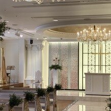 リーガロイヤルホテル東京の写真｜ホテル内チャペルは壁がほんのりピンク
