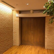 ホテルメトロポリタン エドモントの画像｜チャペルに入る扉の前のスペース