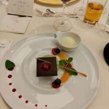 ホテルメトロポリタン エドモントの画像｜フレンチジャポネのケーキ。抹茶のムースの中にはベリーのソース入り。