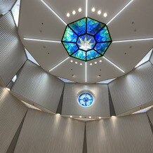 ホテルメトロポリタンの画像｜式場のステンドグラス