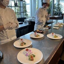 THE CLASSICA BAY RESORT （ザ クラシカ ベイリゾート）の画像｜披露宴会場はオープンキッチンが設備されていて、シェフが作った料理をその場で見ていただくことができる。