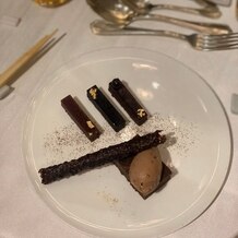 ザ クラブ オブ エクセレント コースト（The Club of EXCELLENT COAST）の画像｜デザートに出たチョコレートケーキのプレート