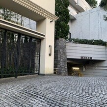 横浜迎賓館の画像｜会場入り口右手側地下に駐車場完備