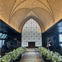 横浜迎賓館の画像｜絨毯が青色で可愛い
ステンドガラスがおしゃれ
天井のレンガが暖かみがある