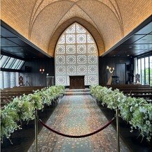 横浜迎賓館の写真｜天井は横浜らしく赤レンガになっていて、雨の日でもこれだけ光が入って素敵です。