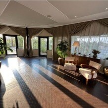 横浜迎賓館の写真｜挙式会場横のスペース
入場直前はここで控えます