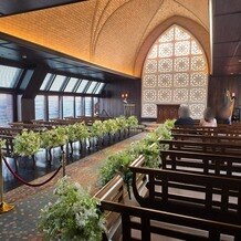 横浜迎賓館の写真｜自然光が入る挙式会場