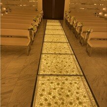 AILES FORTUNA(エール・フォルトゥーナ）の画像｜床の花がライトアップされていて綺麗