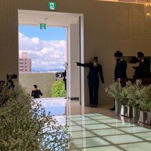 アルカンシエル luxe mariage 名古屋の画像｜チャペルから外の大階段へつながる出口