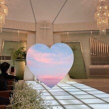 アルカンシエル luxe mariage 名古屋の画像｜8F挙式会場
バージンロードがライトアップされていました
