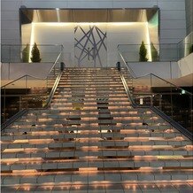 アルカンシエル luxe mariage 名古屋の画像｜外へ出る階段。幅も広くて綺麗でした。