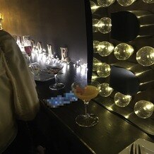 アルカンシエル luxe mariage 名古屋の画像｜披露宴会場に行く前、バーのような雰囲気のスペースがあり、軽くお菓子やドリンクが飲めました