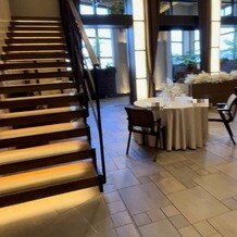 アルカンシエル luxe mariage 名古屋の画像｜光る階段から入場ができます。
どの披露宴も素敵な入場シーンができる工夫がされています。