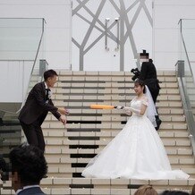アルカンシエル luxe mariage 名古屋の画像｜大階段からトスバッティングを行った際の写真です。新婦から行いました。