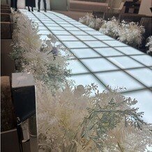 アルカンシエル luxe mariage 名古屋の画像｜新婦が入場するときチャペルの下の電気が真っ白に光ってよりドレスを引き立ててくれるとても綺麗な演出。