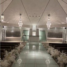 アルカンシエル luxe mariage 名古屋の画像｜扉が開いた瞬間のチャペルはこんな感じです