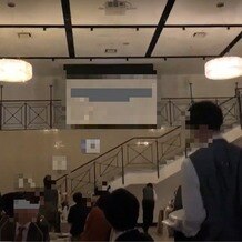 アルカンシエル横浜 luxe mariageの画像｜披露宴会場内と階段、スクリーン