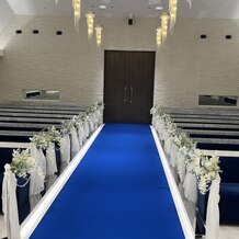 アルカンシエル横浜 luxe mariageの画像｜チャペルは後方の席からも新郎新婦がよく見えるよう、階段が3、4段ありました