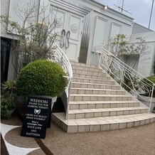 アルカンシエル横浜 luxe mariageの画像｜挙式会場から外に出た時のガーデン