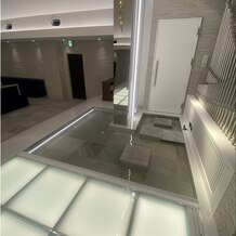 アルカンシエル横浜 luxe mariageの画像｜両脇には水槽があるのがおしゃれ