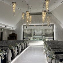 アルカンシエル横浜 luxe mariageの画像｜白いヴァージンロードは、新婦が輝いて見えそう