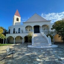 アルカンシエルガーデン名古屋の画像|(白色の挙式会場)挙式後にフラワーシャワーのできる大階段