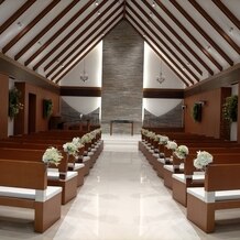 アルカンシエルガーデン名古屋の画像|木目の落ち着いた雰囲気のチャペル