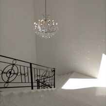 アルカンシエルガーデン名古屋の画像|雨の日でも室内大階段でフラワーシャワーできるそうです。