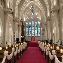 OSAKA St.BATH CHURCH（大阪セントバース教会）の画像｜赤のバージンロードが素敵なチャペル。