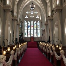 OSAKA St.BATH CHURCH（大阪セントバース教会）の画像｜赤の絨毯が映える挙式会場