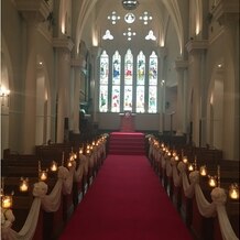 OSAKA St.BATH CHURCH（大阪セントバース教会）の画像｜王道の赤色の長いバージンロード