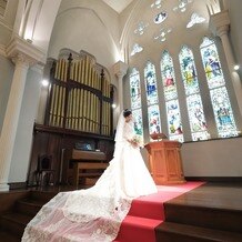 OSAKA St.BATH CHURCH（大阪セントバース教会）の画像｜チャペルの階段はドレスのトレーンをとても綺麗にみせてくれます