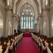 OSAKA St.BATH CHURCH（大阪セントバース教会）の画像｜ステンドグラス、赤いバージンロード、ドレスが綺麗に見える階段、本物のキャンドル雰囲気が最高です。