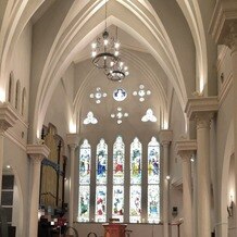 OSAKA St.BATH CHURCH（大阪セントバース教会）の画像｜チャペルのステンドグラスが素敵です。