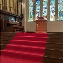 OSAKA St.BATH CHURCH（大阪セントバース教会）の画像｜チャペルの階段は5段も