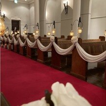 OSAKA St.BATH CHURCH（大阪セントバース教会）の画像｜バージンロードの装花