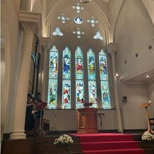 OSAKA St.BATH CHURCH（大阪セントバース教会）の画像｜赤のバージンロードとステンドグラスの組み合わせが素敵です