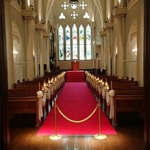 OSAKA St.BATH CHURCH（大阪セントバース教会）の画像｜チャペル（扉から見たところ）