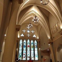 OSAKA St.BATH CHURCH（大阪セントバース教会）の画像｜クロスした天井がクラシカルな聖堂です