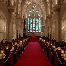 OSAKA St.BATH CHURCH（大阪セントバース教会）の画像｜白い壁と赤いバージンロードがクラシカルでロイヤルウェディングのような雰囲気