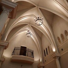 OSAKA St.BATH CHURCH（大阪セントバース教会）の画像｜クロスした天井がクラシカルな聖堂です