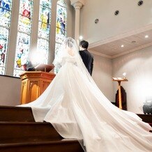 OSAKA St.BATH CHURCH（大阪セントバース教会）の画像｜祭壇前に階段があり、ドレスのトレーンが映えます