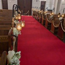 OSAKA St.BATH CHURCH（大阪セントバース教会）の画像｜蝋燭は本物を使用。蝋の香りが大聖堂に広がります