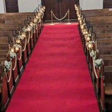 OSAKA St.BATH CHURCH（大阪セントバース教会）の画像｜左右の座席は三人掛けですが、その分バージンロードが長く映えています。