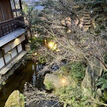 つきじ治作の画像｜一番広い披露宴会場2階から見える庭園の風景