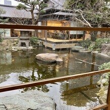 つきじ治作の画像｜全面ガラス張りで庭園が見えるお部屋