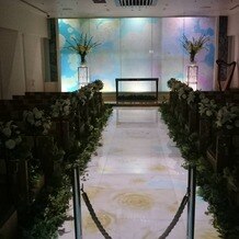 ＫＫＲホテル熊本の画像｜入り口からみたチャペル。プロジェクターには薔薇の花の映像が映し出され、幻想的な雰囲気に。