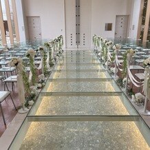 Ａｒｔ　Ｂｅｌｌ　Ａｎｇｅ　Ｍｉｅ　（アールベルアンジェ　ミエ）の画像｜床が透けていて、中のクリスタルがキレイです